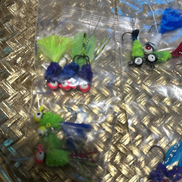 28 Hand Tied Crappie Jigs - Picture 2 of 5